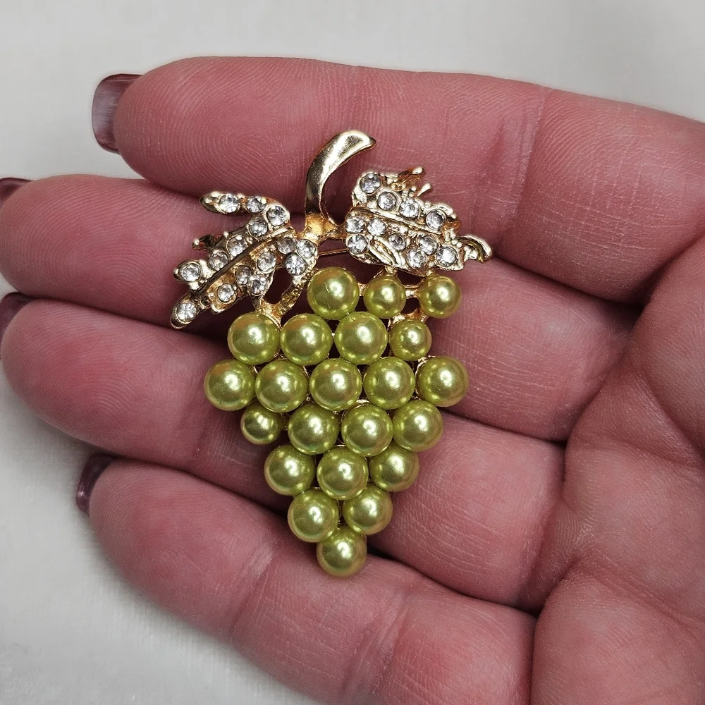 Women's Green Enamel Grapes Brooch Retro Style Pin Rhinestones Gold Tone NWOT